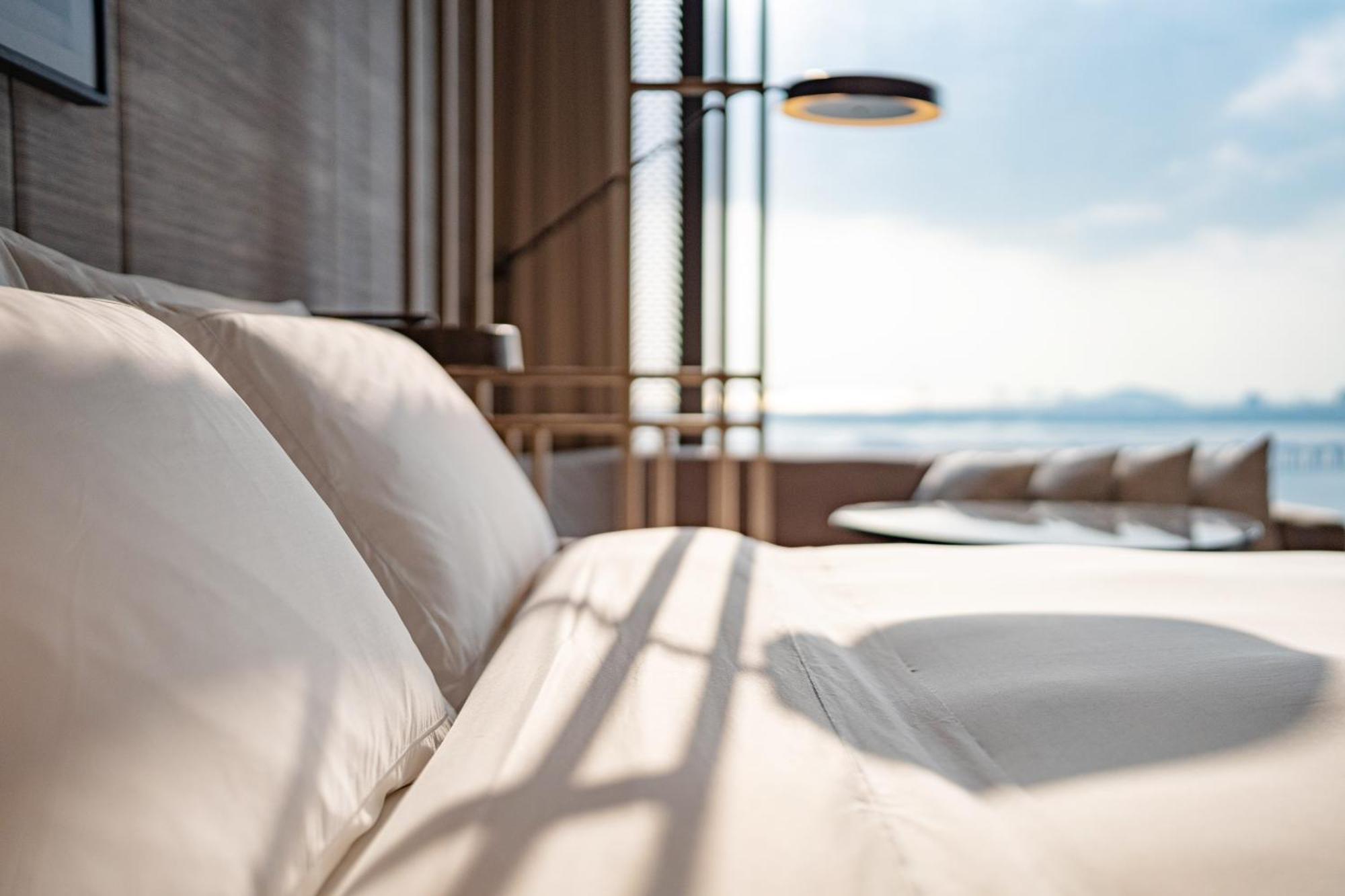 Conrad Shenzhen, The First Art Museum Hotel In Greater Bay Area With The Stunning Bay And Sunset View In The Hotel Terrace Екстериор снимка