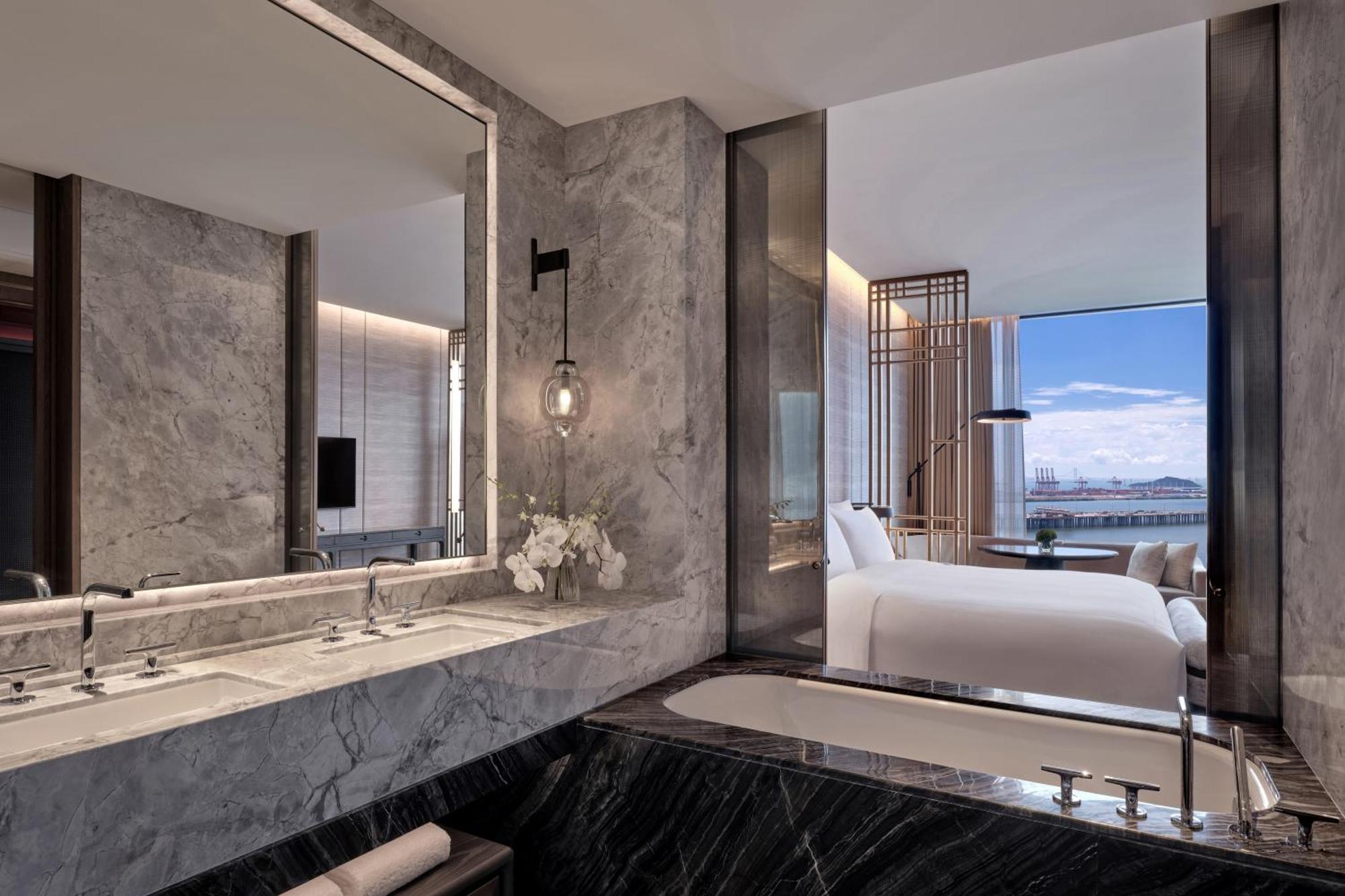 Conrad Shenzhen, The First Art Museum Hotel In Greater Bay Area With The Stunning Bay And Sunset View In The Hotel Terrace Екстериор снимка